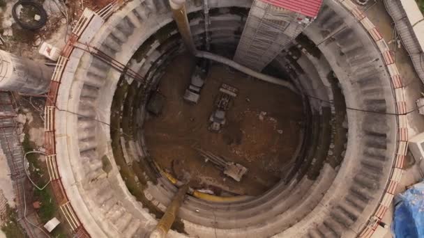 사다리 콘크리트 지하철 터널의 안쪽에 — 비디오