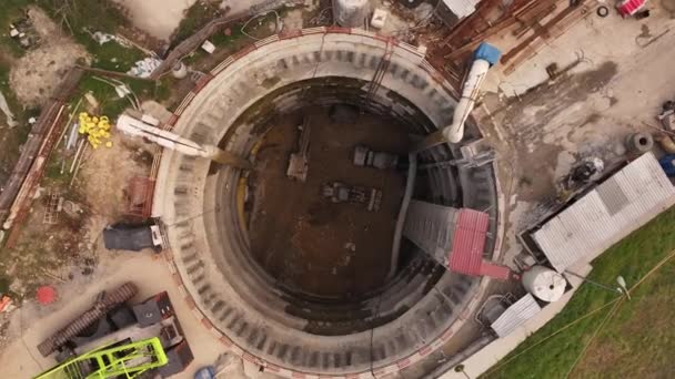 鉄の梯子 コンクリートミキサー 地下鉄トンネルのシャフト内の掘削機 — ストック動画