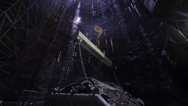 Derin Bir Maden Kuyusunda Vinçle Kazı — Stok video