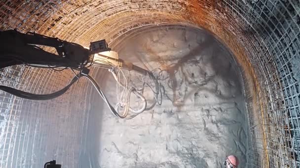 地下隧道施工过程中 操作者用机器控制喷射混凝土过程 — 图库视频影像