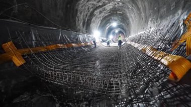 Metro tünelinde beton döşeme ve inşaat demirleri kurulumunu tersine çevir