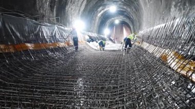 Metro tünelinde beton döşeme ve inşaat demirleri kurulumunu tersine çevir