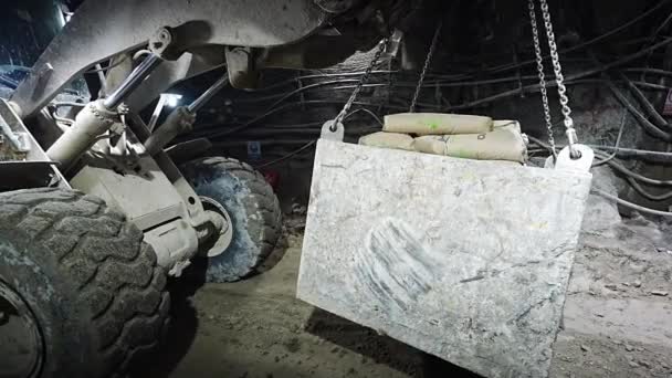 Metro Tünelinde Bir Yükleyici Çimento Yakıyor — Stok video