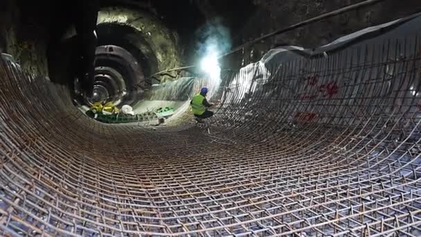 地铁隧道施工中的工人焊缝肋钢筋 — 图库视频影像