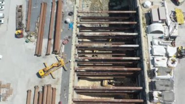 Metro istasyonundaki çelik boruların ve inşaat makinelerinin havadan görüntüsü