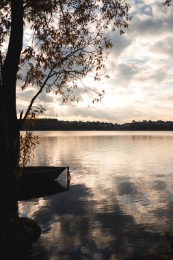 Gün batımında ormanda bir gölün dikey görüntüsü.
