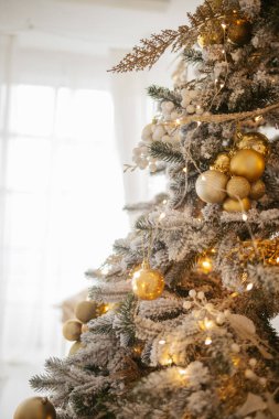 Işıklı güzel süslemeli Noel ağacı.