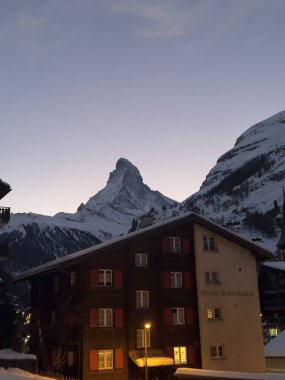 Güzel kış dağı Günbatımında Matterhorn