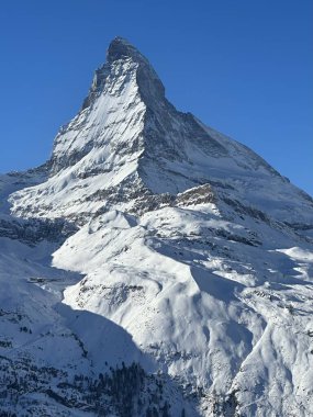 Güzel karlı dağ Matterhorn kışın 