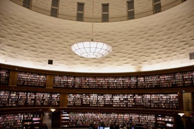 Stockholm 'de büyük bir kütüphane, çok sayıda kitap ve raf.