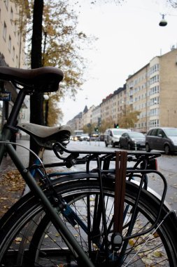 Stockholm şehrinin arka planına karşı bisikletin arkası.