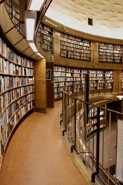 스톡홀름의 거대한 도서관 도서관의 기하학적 — 스톡 사진
