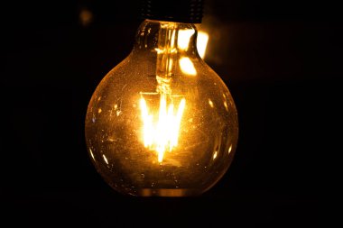 Siyah arkaplanda parlayan ampul