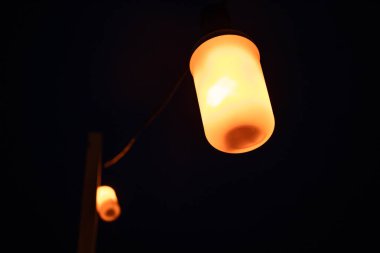 Siyah arkaplanda ampul