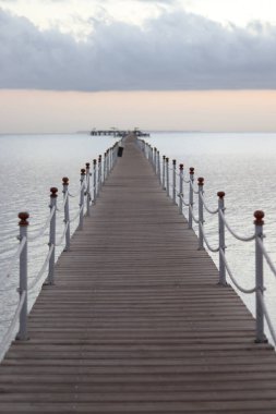 Günbatımında iskele, arka planda deniz...