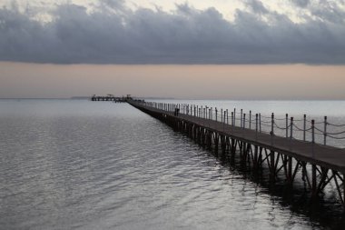 Denizin üzerinde gün batımı