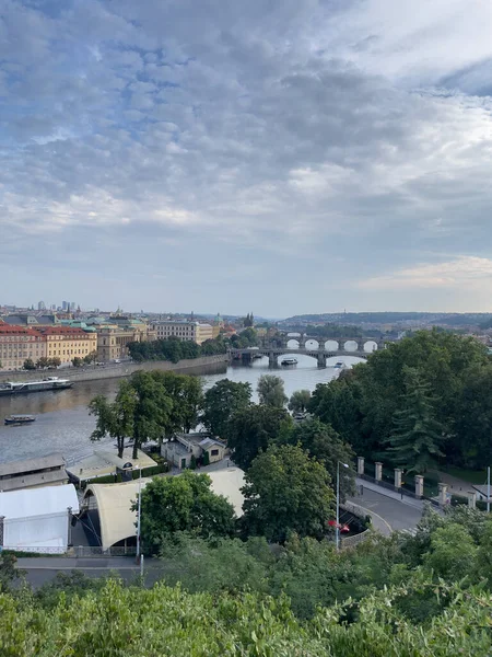 Paisagem Urbana Praga Exibe Uma Arquitetura Deslumbrante Rio Céu — Fotografia de Stock