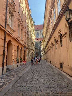Tarihi mimarisi ve kaldırım taşı caddeleri olan büyüleyici Prag sokağı..