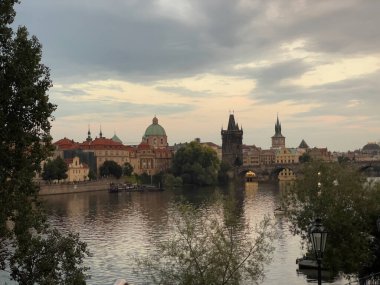 Prag 'daki tarihi köprü, nehrin üzerinde gün batımı manzarası muhteşem..