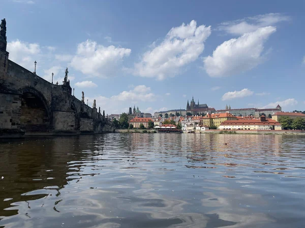 Katedrála Století Obloukovým Mostem Přes Klidnou Řeku Vltavu Praze — Stock fotografie