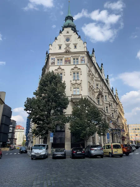 Prag şehir merkezindeki yüksek otelden geçen bir araba. Muhteşem mimari..