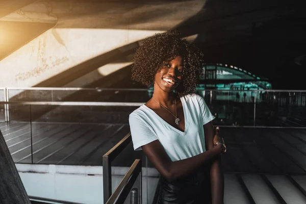 Ett Porträtt Glad Ung Afrikansk Kvinna Med Lockigt Hår Som — Stockfoto
