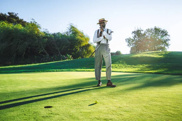Yeşil Bir Golf Sahasında Elinde Sopayla Dikilen Özel Dikim Şapkalı — Stok fotoğraf
