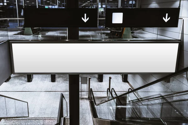 Marcador Posición Simulado Una Cartelera Interior Blanco Sobre Las Escaleras — Foto de Stock