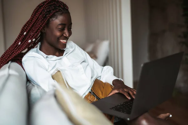 Retrato Uma Jovem Mulher Africana Feliz Freelancer Com Longas Tranças — Fotografia de Stock