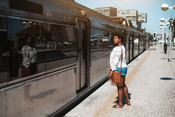 一个漂亮的 成熟的 体形魁梧的西班牙女人站在火车近郊的一个铁路站台上 等待着车门打开 并有可能走进去 — 图库照片