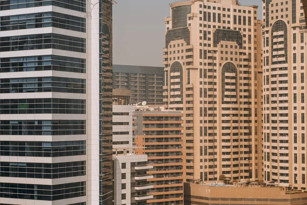 Vista Cerca Desde Alto Sobre Las Fachadas Enormes Rascacielos Residenciales — Foto de Stock