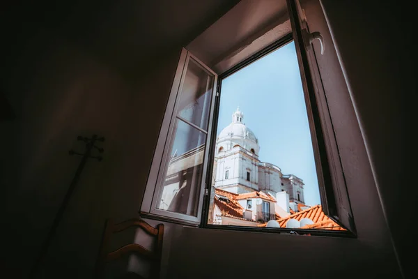 Otevřeným Oknem Katedrály Kupolí Kachlovými Oranžovými Střechami Lisabonských Domů Jasnou — Stock fotografie