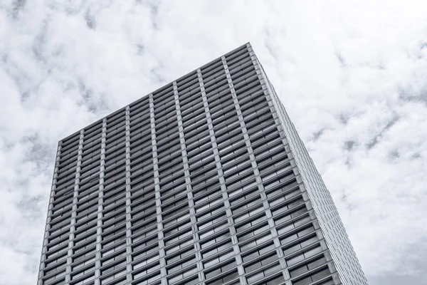 구름낀 날높은 사무실 외관의 패턴의 아래에서 비즈니스하이 라이즈의 — 스톡 사진