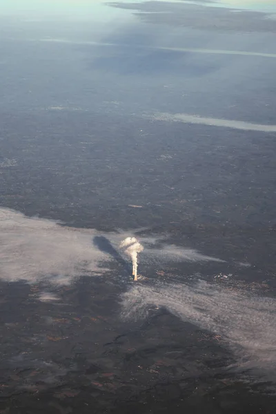 Lentokoneen Ikkunasta Otettu Valokuva Kuvaa Kasvihuonekaasupäästöjä Aiheuttavaa Lämpövoimalaitosta Harmaa Pilvinen — kuvapankkivalokuva