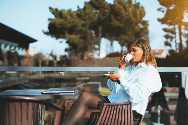 Elegante Mulher Curvilínea Hispânica Tomando Café Terraço Situado Ambiente Com — Fotografia de Stock