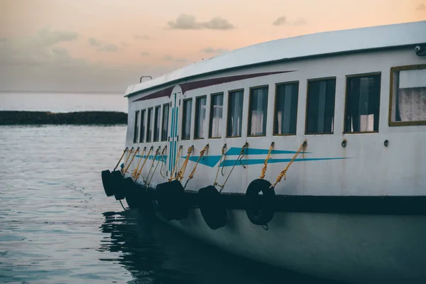 Ferry Tamaño Pequeño Color Blanco Con Detalles Azules Amarrado Embarcadero —  Fotos de Stock