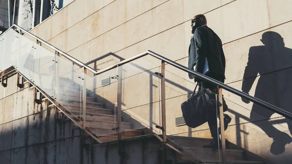 Лысый Черный Мужчина Бородой Поднимается Лестнице Работу Успешный Африканский Самец — стоковое фото