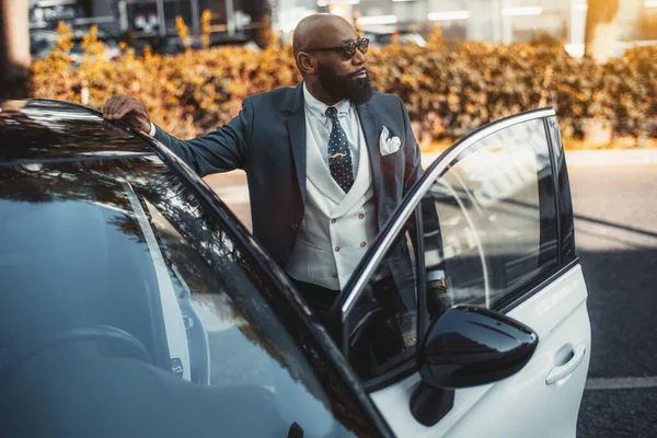 View Handsome Bald Black Man Entrepreneur Fine Black Beard Sunglasses — Stock Photo, Image