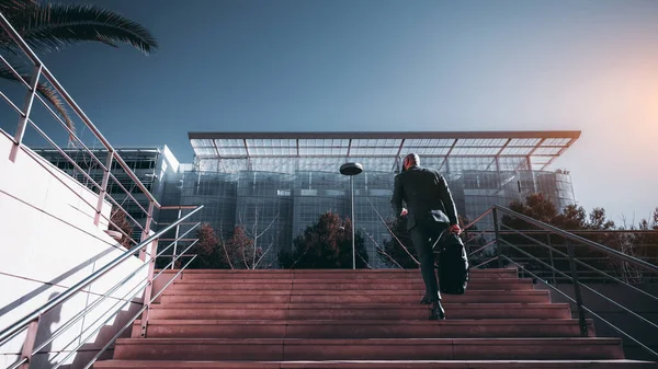 一位老练的非洲高管从楼梯后面被抓起 走向一幢建筑风格优美 创新的办公大楼 — 图库照片
