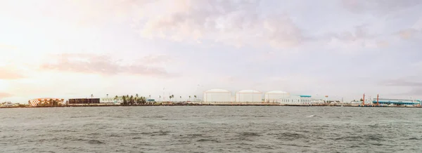 Panoramic Shot Beautiful Island Shoreline View Dock Its Airport Facilities — Stockfoto