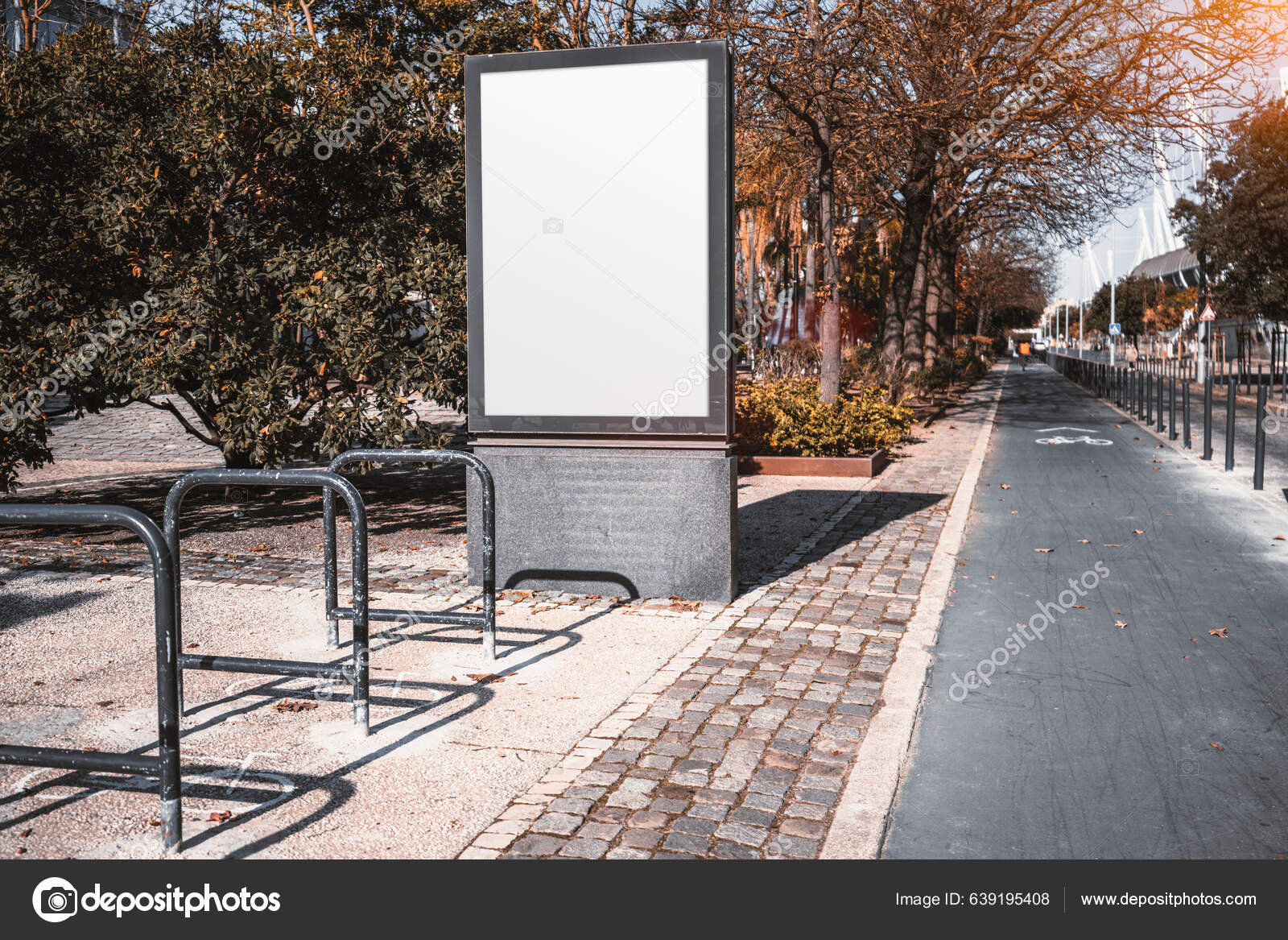 Městská Reklama Prapor Lisabonu Portugalsko Nachází Vedle Cyklistické  Stezky Čelí — Stock Fotografie © skynextphoto #639195408