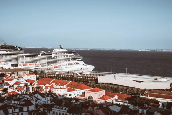 Ein Riesiges Kreuzfahrtschiff Legte Der Stadt Lissabon Auf Der Einen — Stockfoto