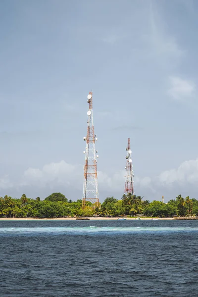 Вертикальный Захват Яхты Видом Побережье Частного Острова Мальдивах День Голубого — стоковое фото