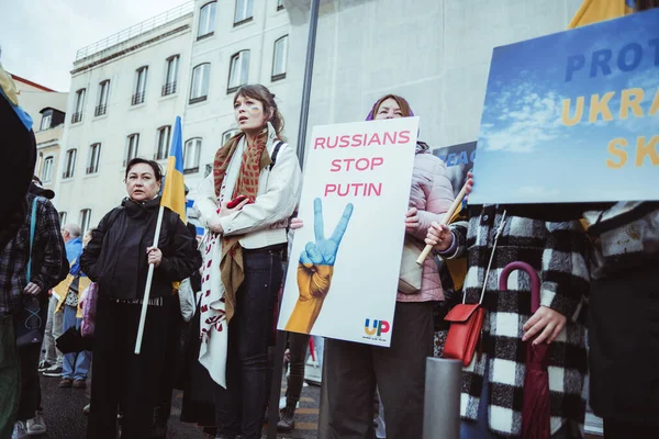 Lisbon Portugal February 2023 Women Together Protest War Holding Ukrainian — Stock Photo, Image