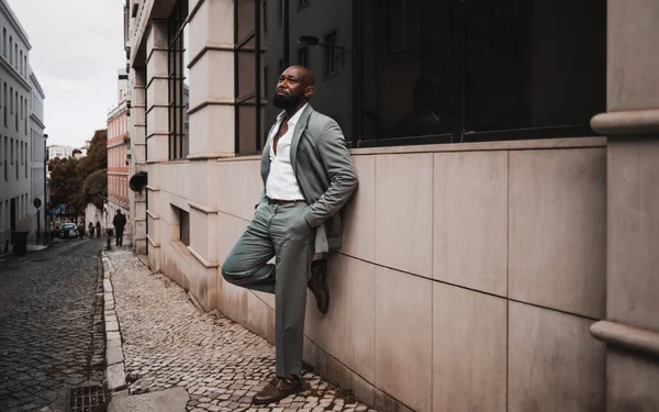 Homme Noir Fringant Tient Dans Une Rue Étroite Portant Costume — Photo