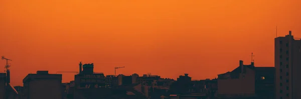 Panoramablick Auf Einen Leuchtend Orangefarbenen Sonnenuntergang Kontrastierende Silhouetten Des Gebäudes — Stockfoto