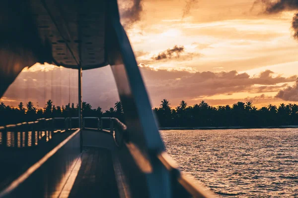 Orange Sunset Maldives Glows Creating Breathtaking Vista Deck Safari Yacht — Stock Photo, Image