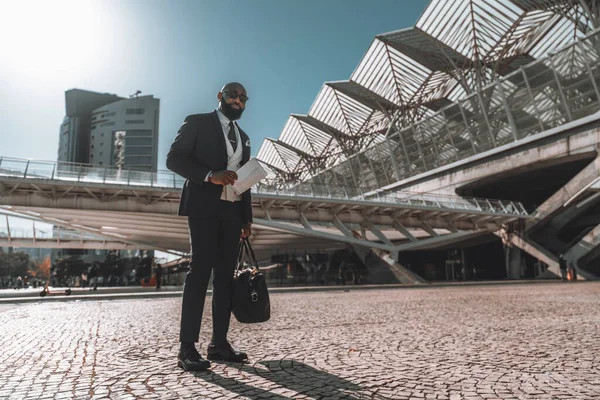 Ein Bärtiger Schwarzer Mann Auf Einem Portugiesischen Bürgersteig Der Nähe — Stockfoto