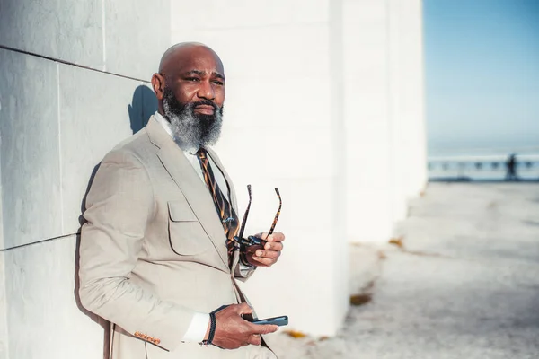 Hombre Negro Elegante Con Cabeza Calva Barba Llena Sosteniendo Teléfono —  Fotos de Stock