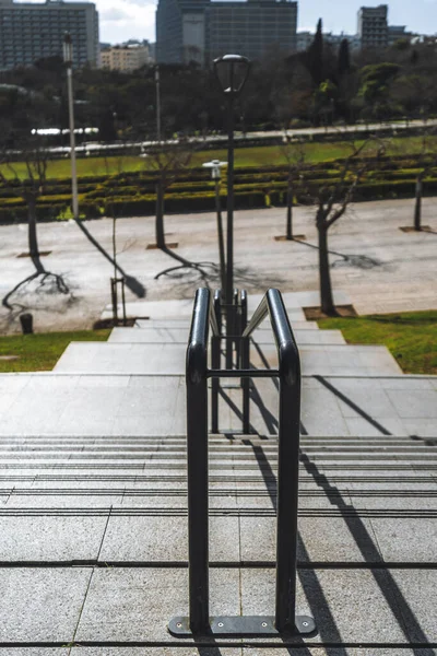 里斯本 垂直的形式 通往爱德华多七世公园的楼梯 展示了一片绿草 然后走开了 非常吸引游客去游览公园 — 图库照片